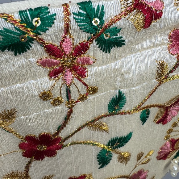 Floral Embroidered Cream Handbag - Picture 8 of 11